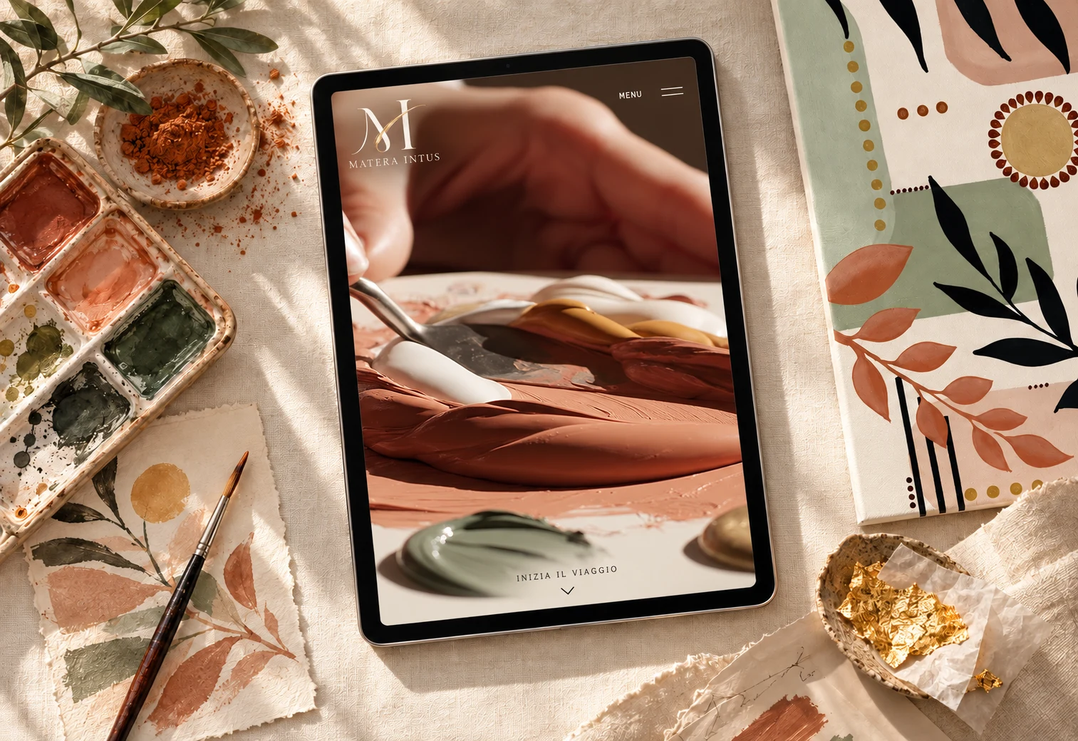 Sito web Matera Intus su tablet: apertura video con la lavorazione del colore, tra pennelli e opere dell’artista